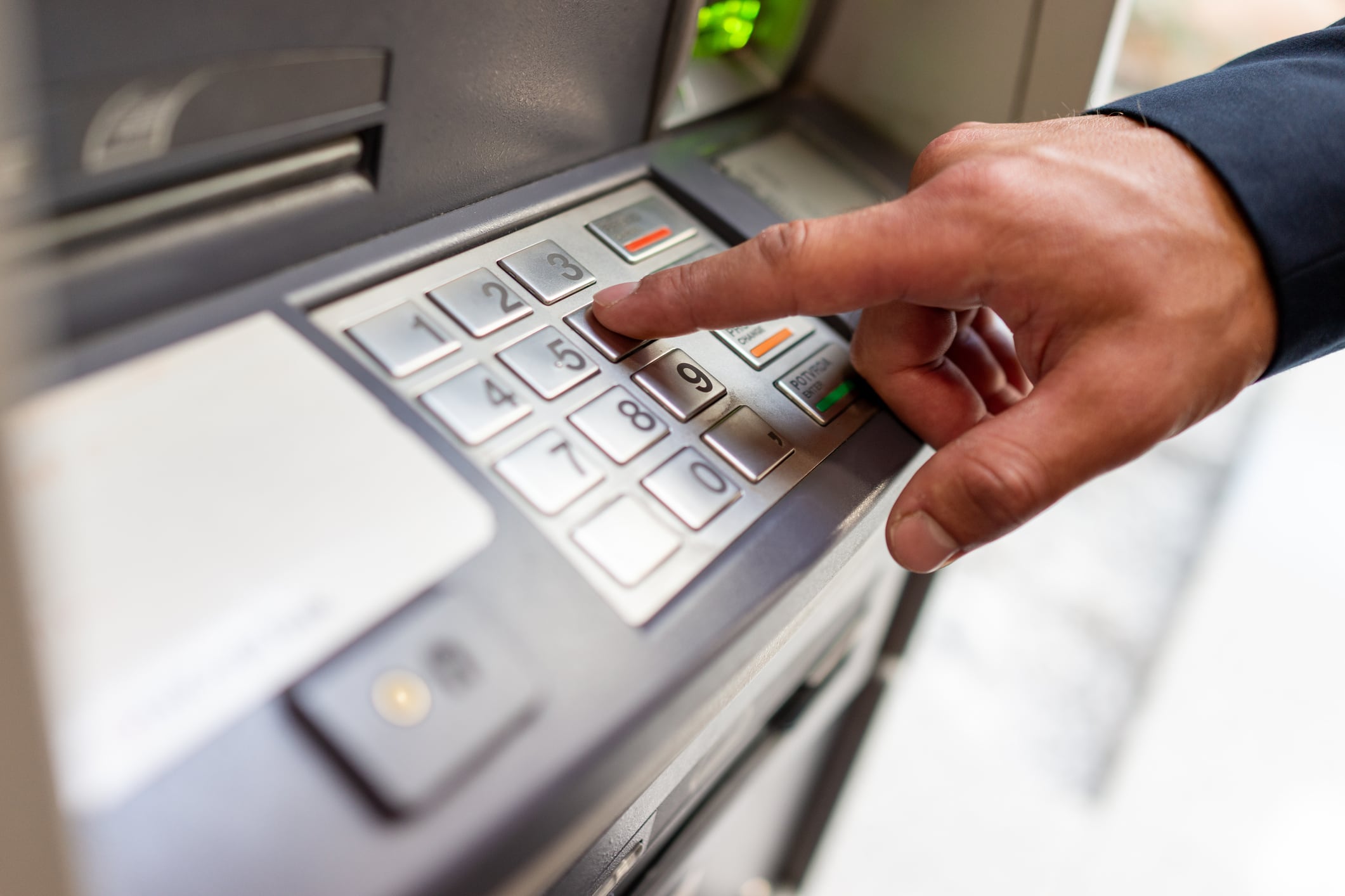 Bancos recomiendan planificar con cuidado los retiros en cajeros para evitar posibles incidentes.