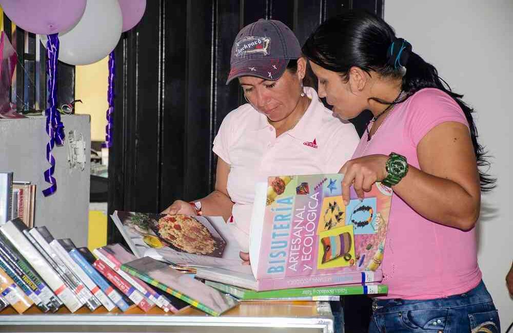 Dayana Páez, ex guerrillera que sueña con ser veterinaria, dice que aprovechará al máximo la biblioteca publica móvil. Foto:  Diana Rey / SEMANA
