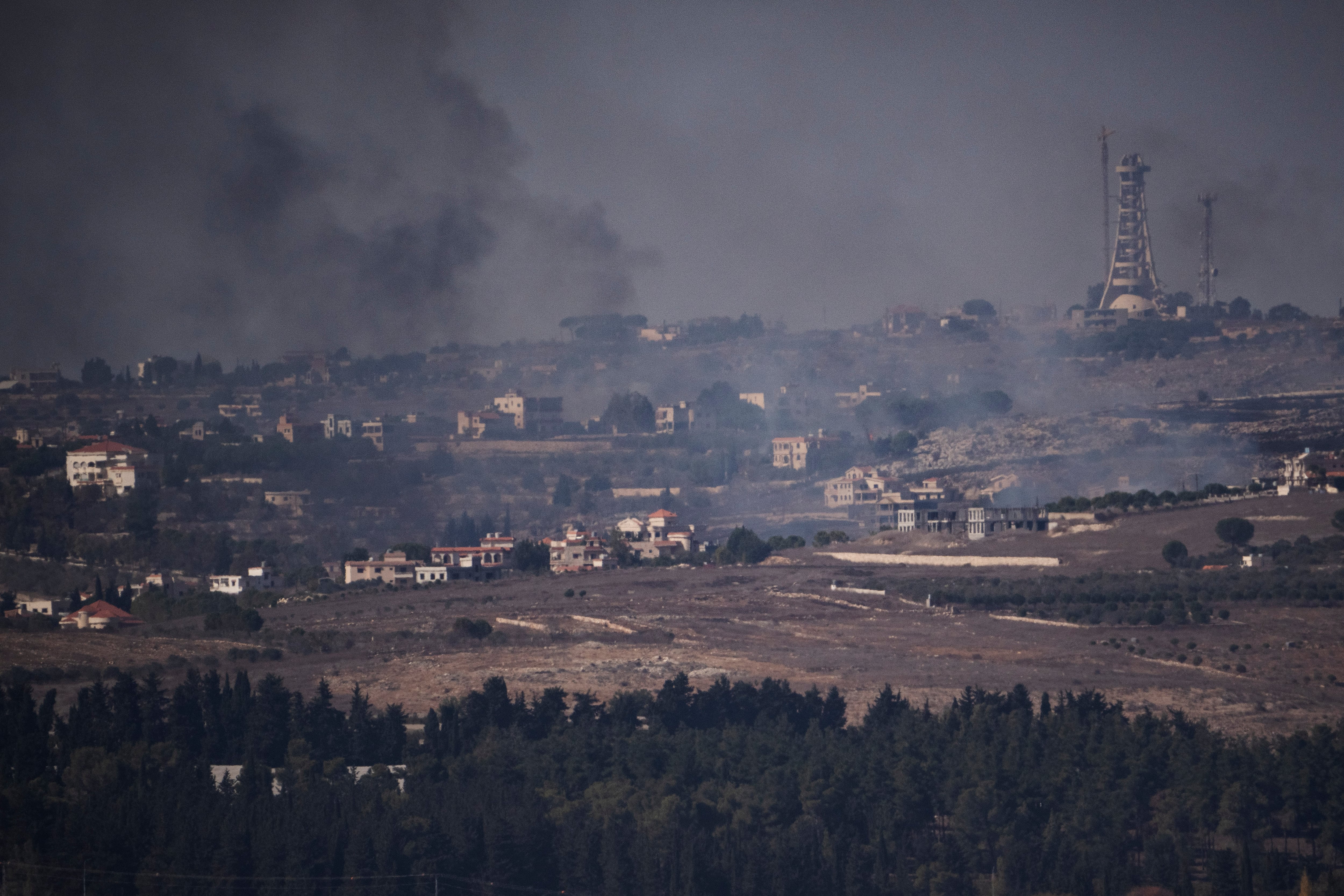 El humo se eleva en un área del sur del Líbano visto desde el norte de Israel, el sábado 26 de octubre de 2024. (Foto AP/Leo Correa)