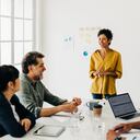 Las reuniones laborales son puntos de encuentro que se hacen tanto presencial como virtual.