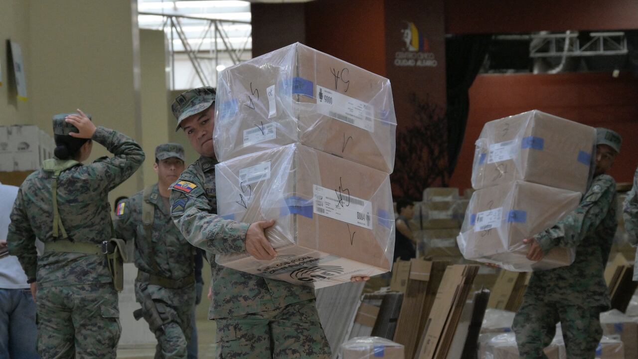 Miembros de las Fuerzas Armadas transportan material electoral en el centro de procesamiento electoral montado en el centro cultural Ciudad Alfaro en Montecristi, Ecuador, el 19 de agosto de 2023