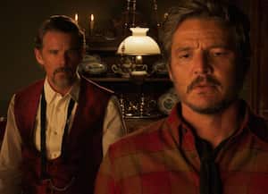 Ethan Hawke y Pedro Pascal