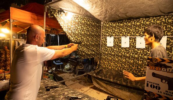 Además, muchos agentes usan sus propias armas para evitar las elevadas multas impuestas en caso de que las oficiales resulten dañadas o perdidas.