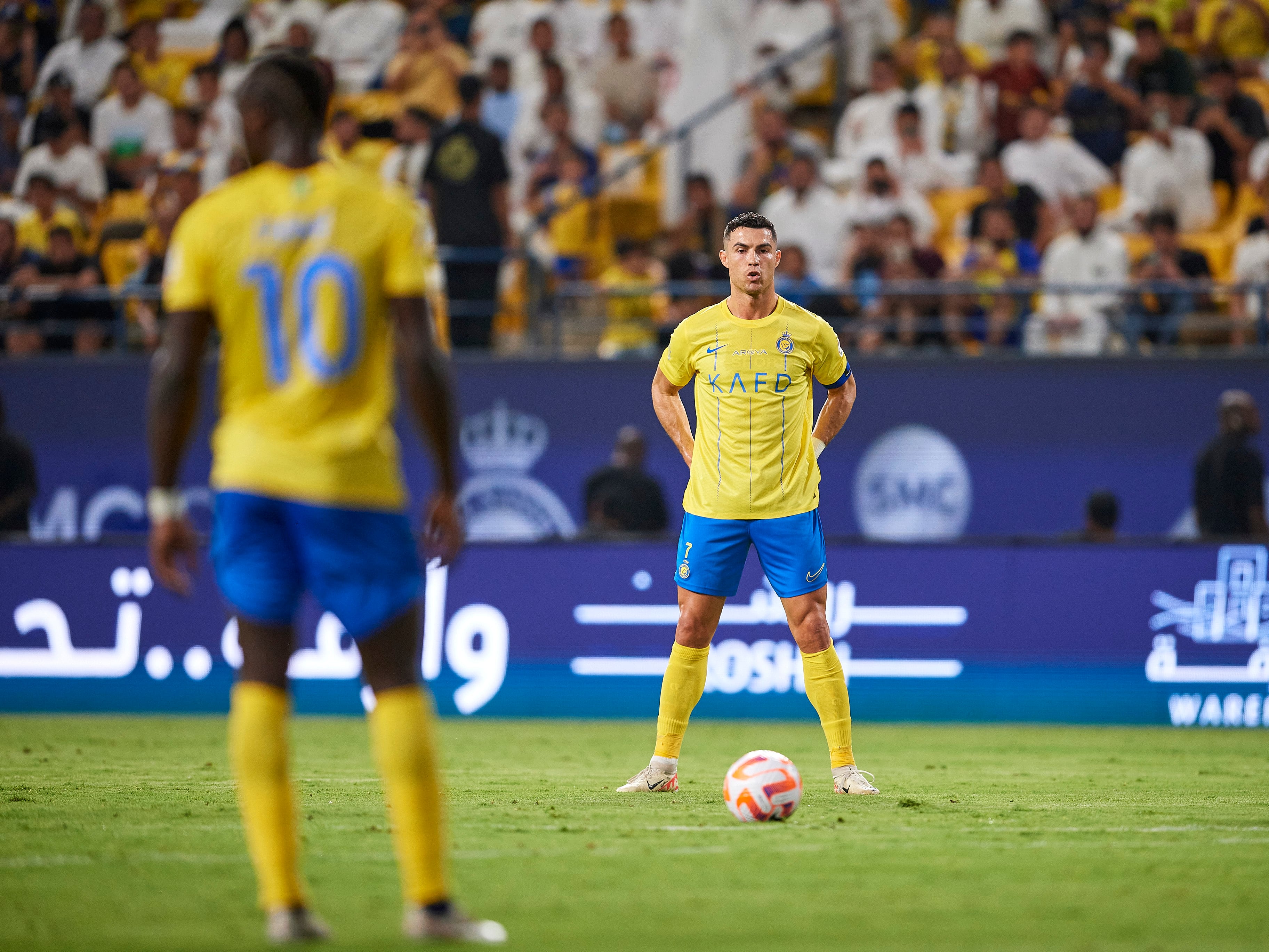 RIYADH, SAUDI ARABIA - OCTOBER 21: (R) Cristiano Ronaldo from Al Nassr FC and Sadio Mane from Al Nassr FC before free kick during the Saudi Pro League football match between Al Nassr and Damac Club at Al Awal Park Stadium at King Saud University on October 21, 2023 in Riyadh, Saudi Arabia. (Photo by Adam Nurkiewicz/Getty Images)