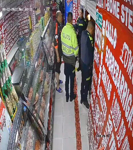 Ladrones fueron pillados cuando intentaban escapar con 10 arrobas de carne y dos cajas registradoras que hurtaron de una carnicería en Bogotá