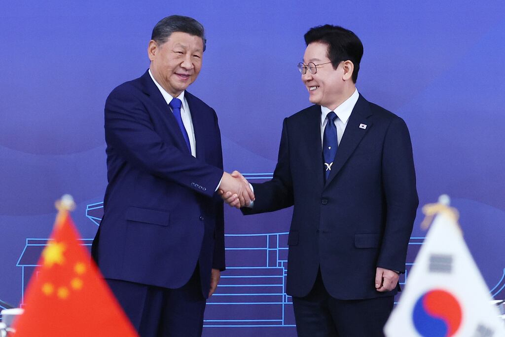 El presidente chino Xi Jinping, a la izquierda, estrecha la mano del presidente surcoreano Lee Jae Myung antes de su reunión cumbre al margen de la cumbre de Cooperación Económica Asia-Pacífico (APEC), en el Museo Nacional de Gyeongju, Gyeongju, Corea del Sur, el sábado 1 de noviembre de 2025. (Kim Do-hun/Yonhap vía AP)