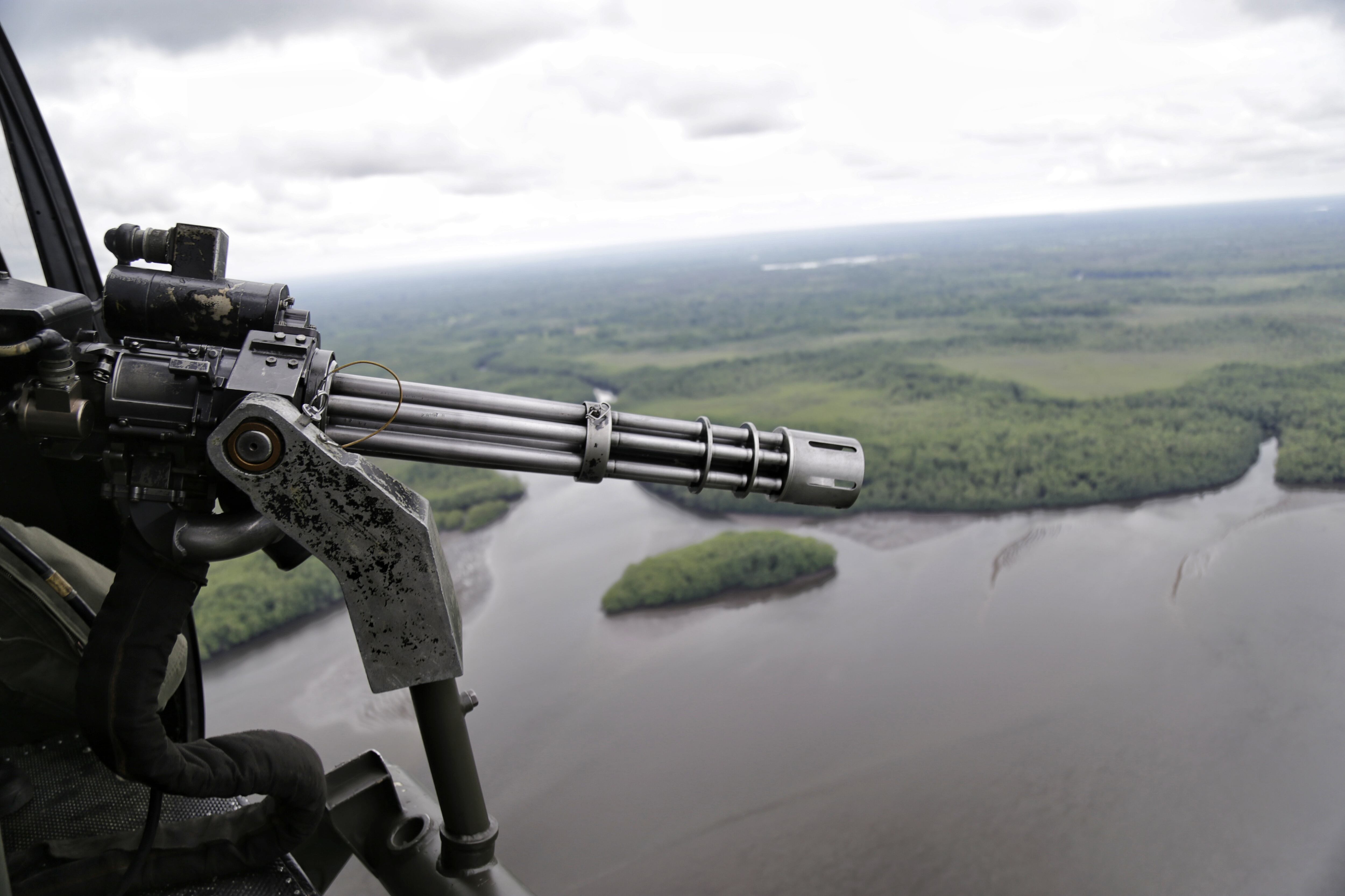 Combates entre tropas del Ejército Nacional contra criminales del Clan del Golfo en zona rural de Segovia, Antioquia.