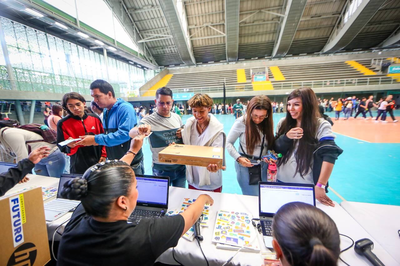 Entrega de computadores en Medellín.