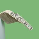 Pila de billetes de 1 dólar estadounidense caen sobre el borde de un estante blanco sobre fondo verde