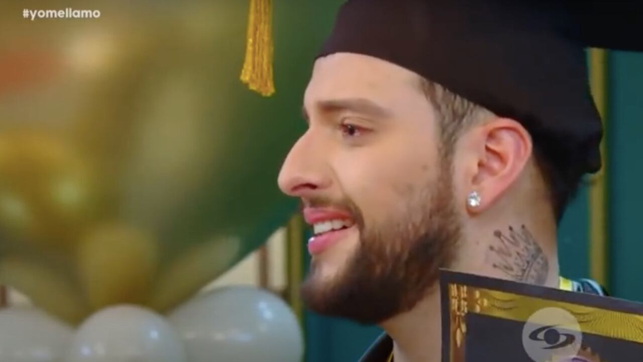 El participante no pudo contener las lágrimas al recibir el diploma