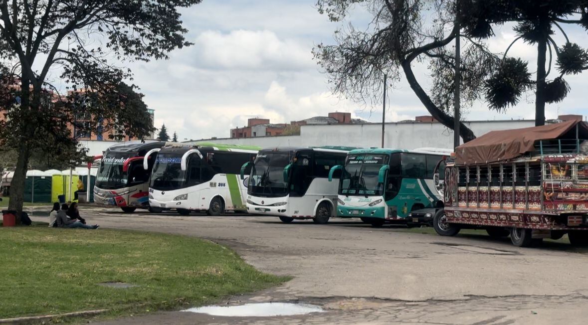 Al interior de la Unal hay estacionados decenas de buses que traían a las comunidades que se instalaron en el campus universitario.