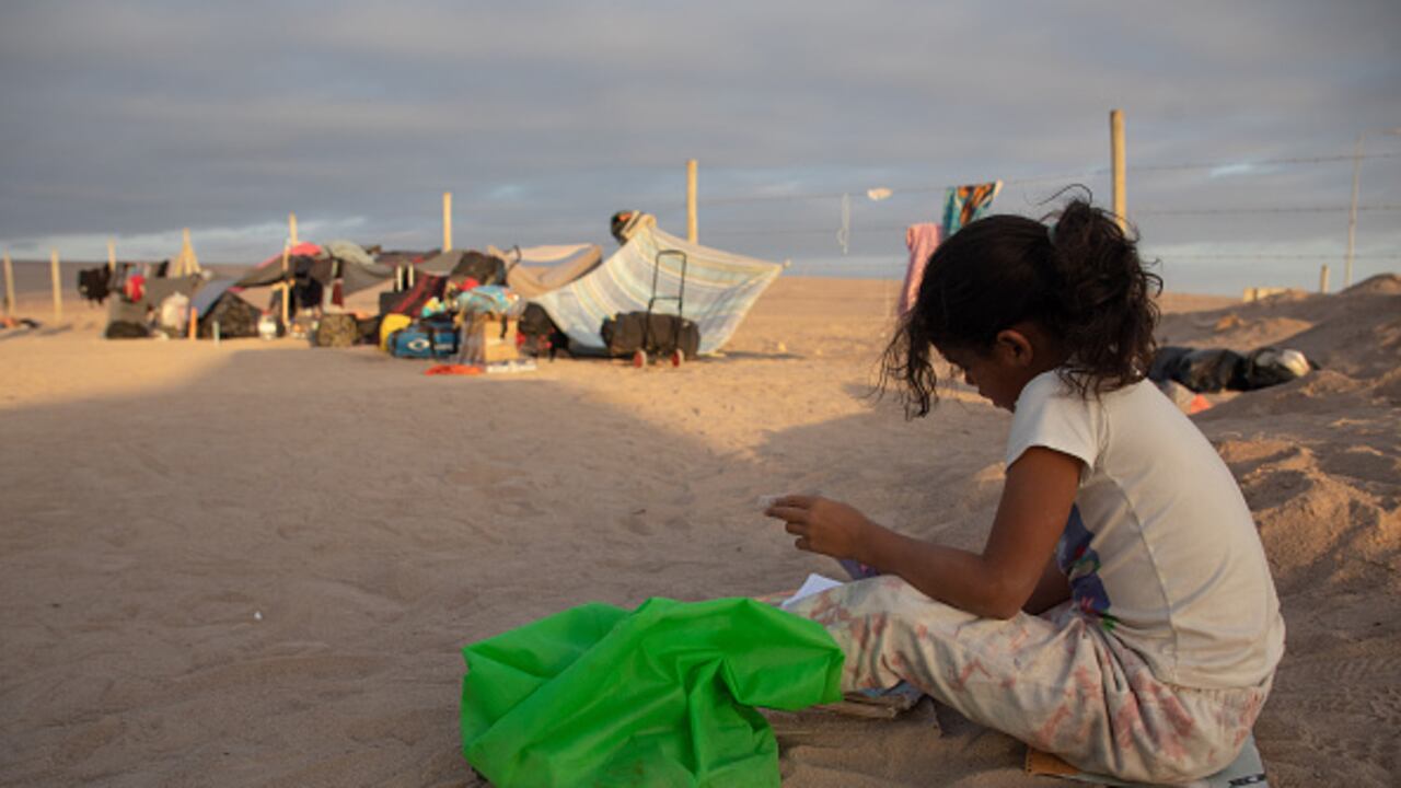 El Congreso de Perú aprobó el jueves una norma que prohíbe el matrimonio con menores de 18 años al modificar una ley que permitía uniones matrimoniales desde los 14 años, medida bajo la cual se encubrían violaciones a niñas y adolescentes, según los legisladores que promovieron la iniciativa (Photo by Lucas Aguayo Araos/Anadolu Agency via Getty Images)