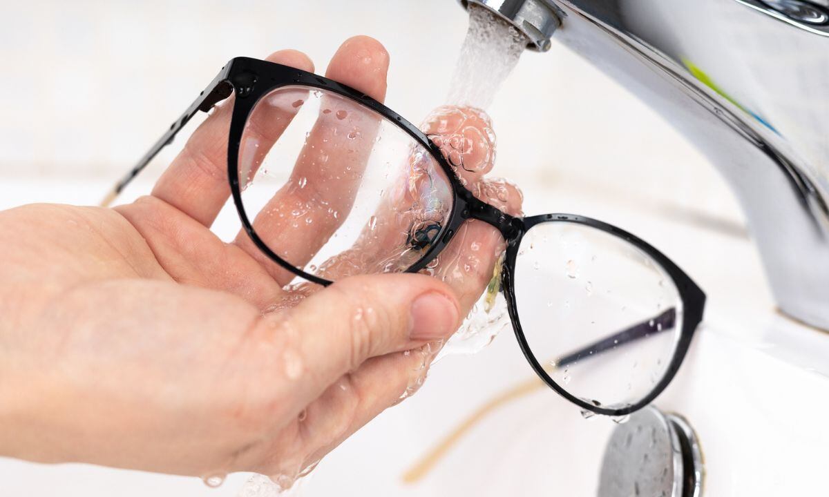 Así se pueden quitar rayones de las gafas.