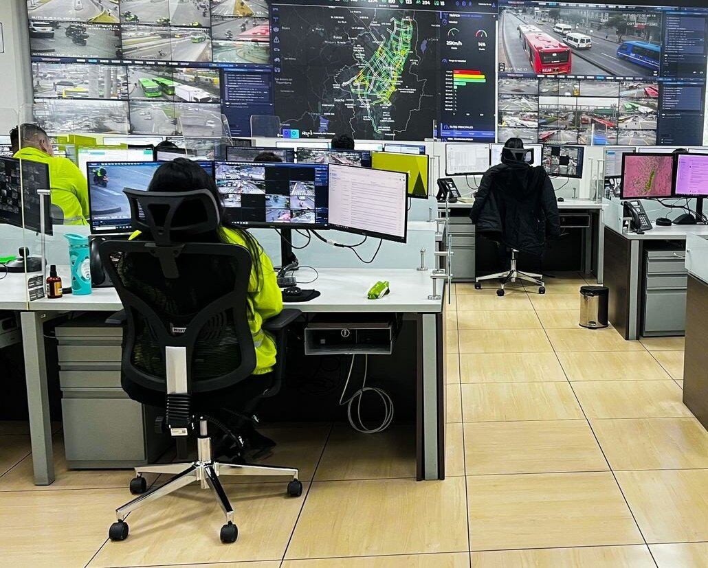 Un equipo especial monitorea en tiempo real el estado del tráfico en Bogotá.