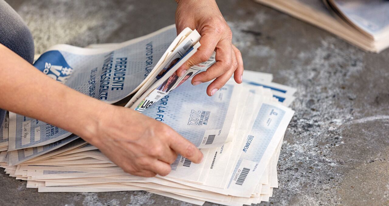 Los votos de las elecciones en Colombia son contados por los jurados de votación, quienes diligencian los resultados en los formularios E-14. La información resultante de ese proceso es auditable.