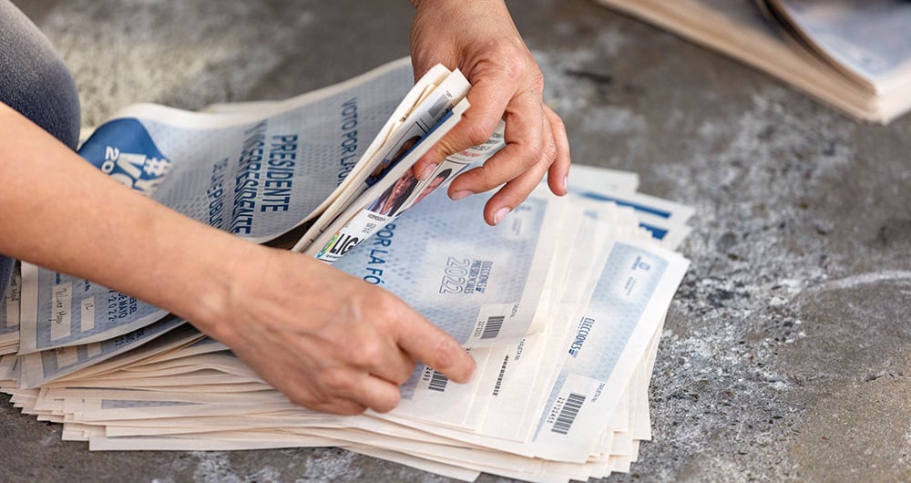 Los votos de las elecciones en Colombia son contados por los jurados de votación, quienes diligencian los resultados en los formularios E-14. La información resultante de ese proceso es auditable.