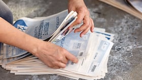 Los votos de las elecciones en Colombia son contados por los jurados de votación, quienes diligencian los resultados en los formularios E-14. La información resultante de ese proceso es auditable.