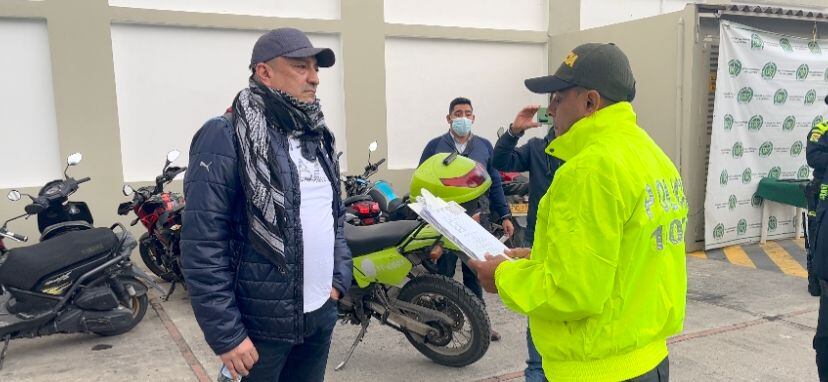 Momento en el que le leen los derechos de capturado a Édgar Munévar, alias El Caballista, implicado en la fuga de alias Matamba. Un juez declaró legal la captura de esta persona.
