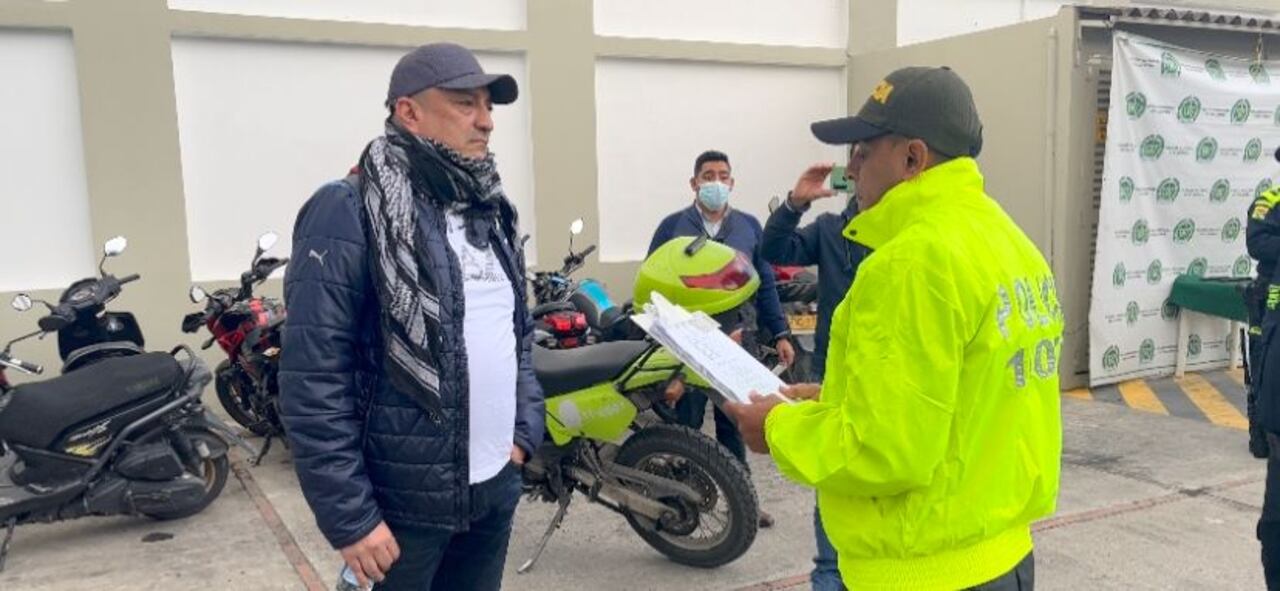 Momento en el que le leen los derechos de capturado a Édgar Munévar, alias El Caballista, implicado en la fuga de alias Matamba. Un juez declaró legal la captura de esta persona.