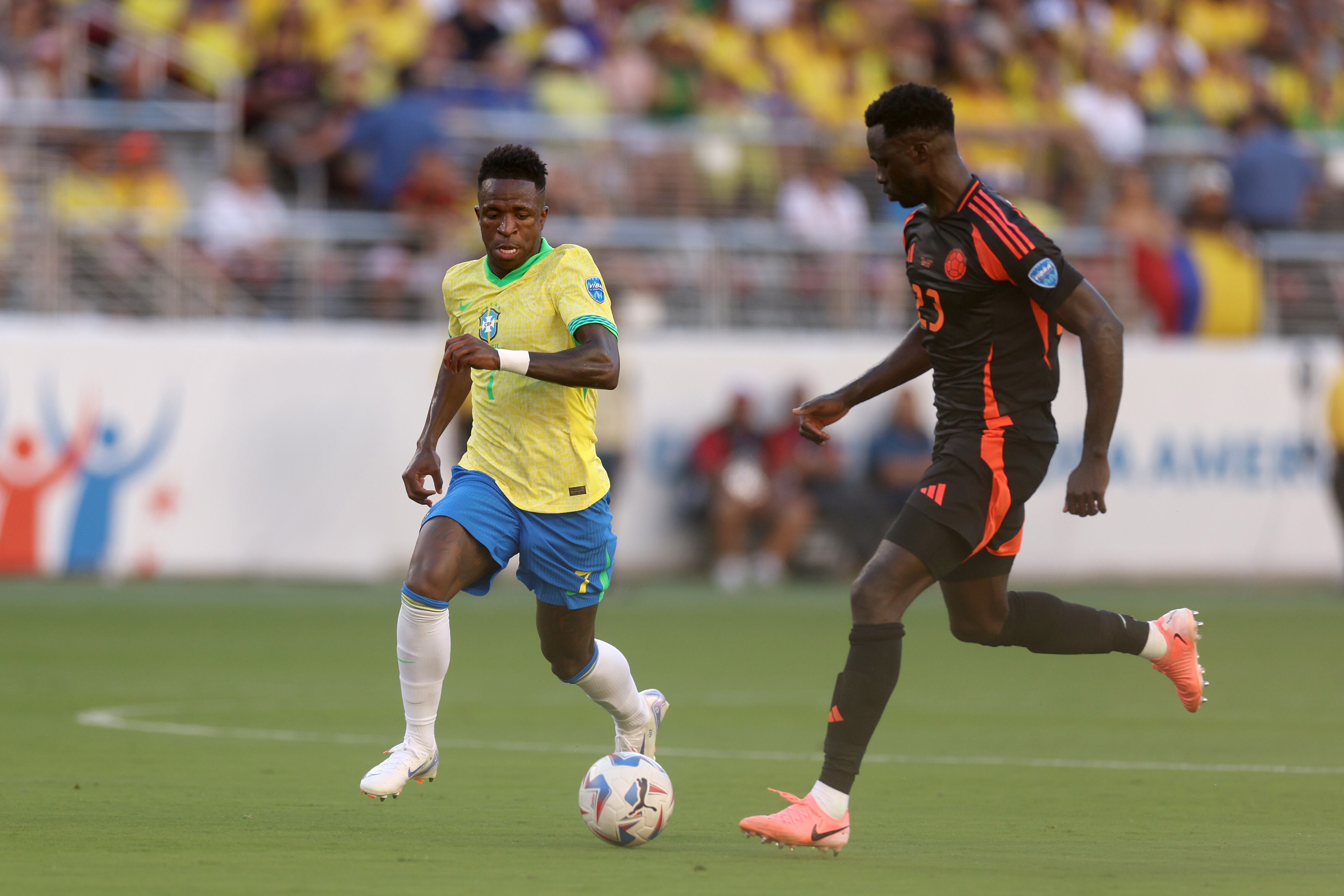 SANTA CLARA, CALIFORNIA - JULY 02: Vinicius Junior of Brazil and Davinson Sanchez of Colombia chase after the ball during the CONMEBOL Copa America 2024 Group D match between Brazil and Colombia at Levi's Stadium on July 02, 2024 in Santa Clara, California.  (Photo by Ezra Shaw/Getty Images)