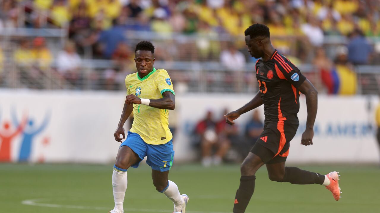 Vínicius Jr disputando una pelota contra Dávinson Sánchez en Brasil vs. Colombia