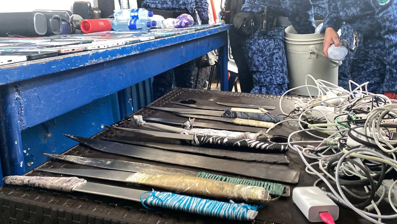 Celulares, cuchillos, estupefacientes, licor y hasta licuadoras encontró el Inpec en las celdas de la cárcel La Picota.