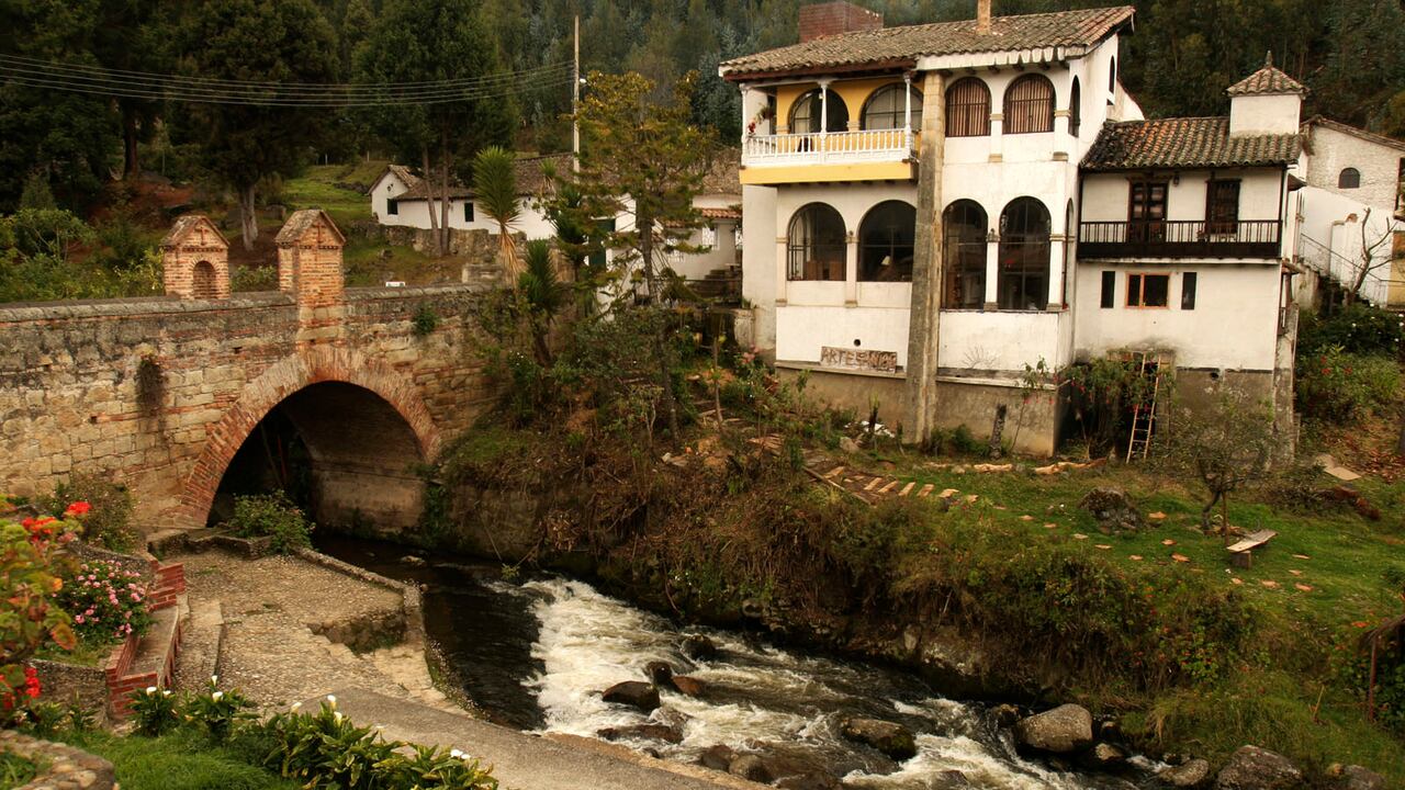 El Puente de Calicanto, en Monguí, se construyó en el siglo XVII y representa la época de la Colonia en Colombia.