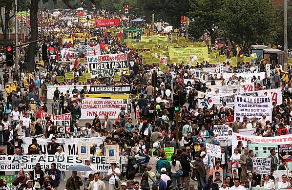 El 6 de marzo, de nuevo, miles de personas salieron a las calles. Esta vez, para expresar su descontento no sólo por que hay personas privadas de la libertad, sino por los que han sido torturados, desaparecidos, desplazados, muertos por causas políticas o han sufrido por cualquier expresión violenta del conflicto colombiano. 