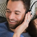 Se pueden descargar canciones para escuchar sin internet.