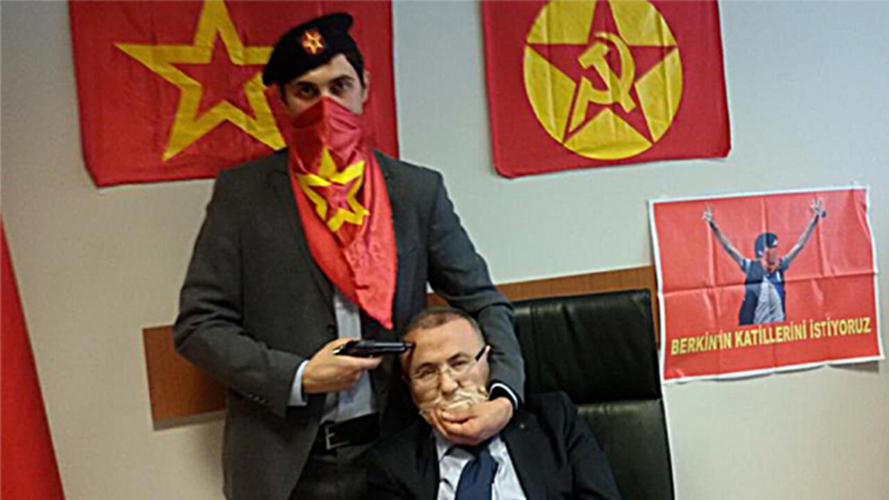 El Partido Revolucionario de Liberación Nacional difundió la imagen del fiscal cuando fue tomado como rehén en un tribunal en Estambul.