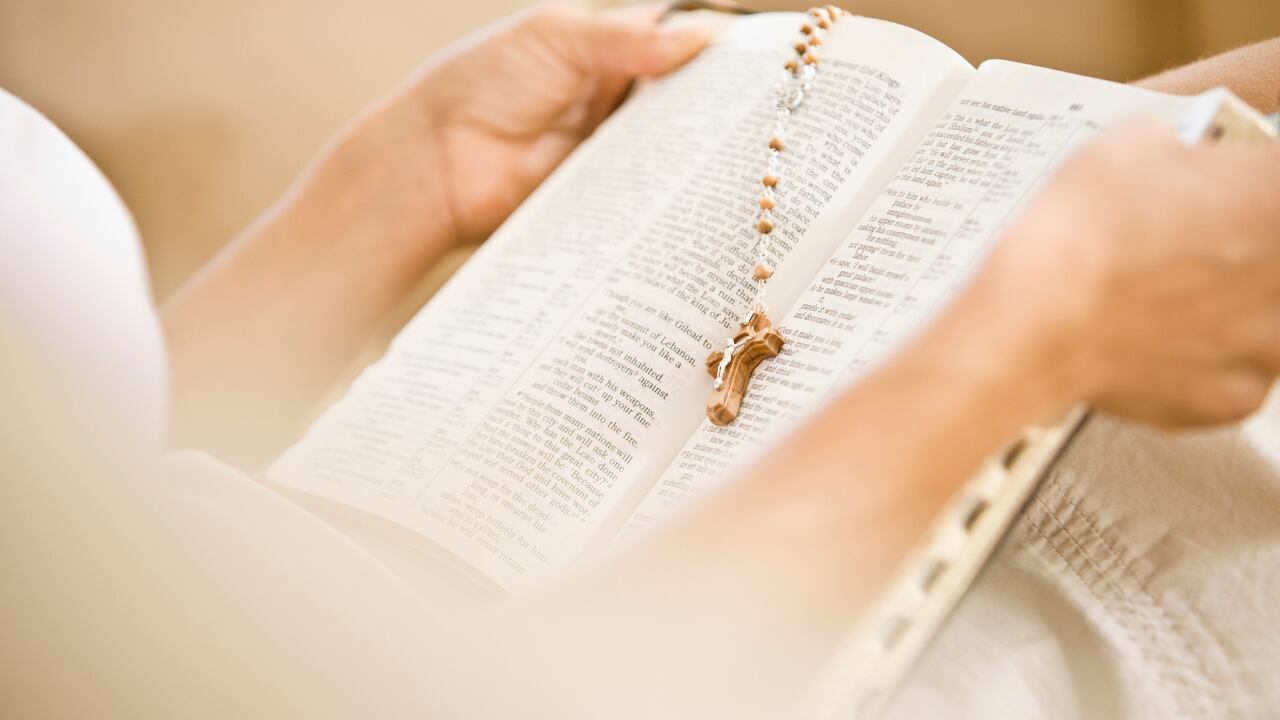 El Salmo 23 es muy orado para encontrar consuelo, fortaleza y confianza en momentos de dificultad.