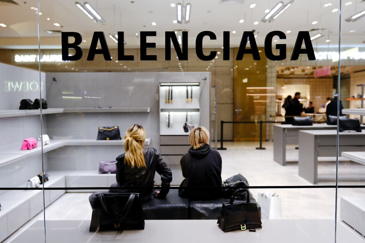 A esto se suma el reciente nombramiento de Demna Gvasalia, exdirector creativo de Balenciaga, como líder creativo de Gucci, en un intento por renovar la marca con un enfoque más depurado y contemporáneo.