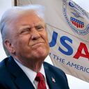 Donald Trump y su secretaria de prensa, Karoline Leavitt, quien reveló los gastos de USAID.