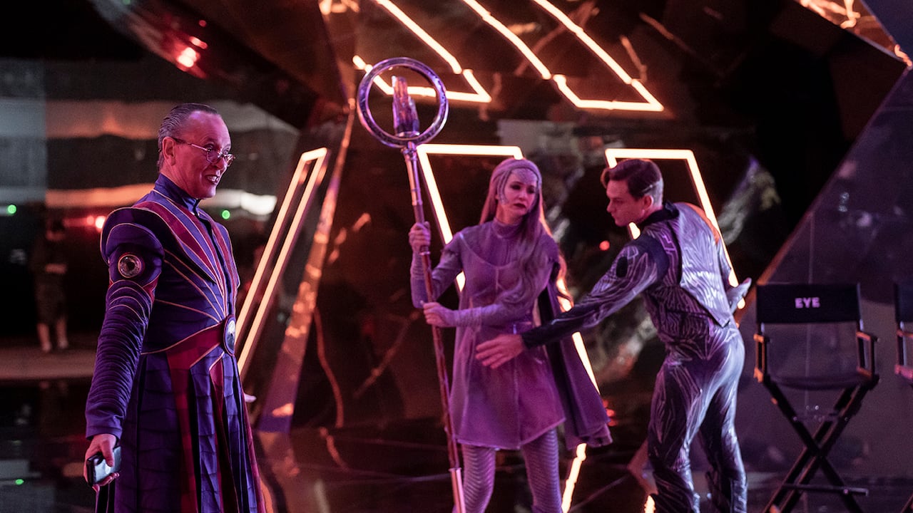 Richard E Grant, Katherine Waterston y Billy Magnussen mostrando, desde el lado de los actores, lo extraño que se siente rodar películas de superhéroes.