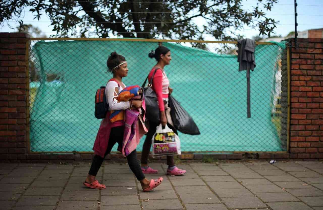 Las mujeres pusieron menos resistencia a abandonar el campamento. 