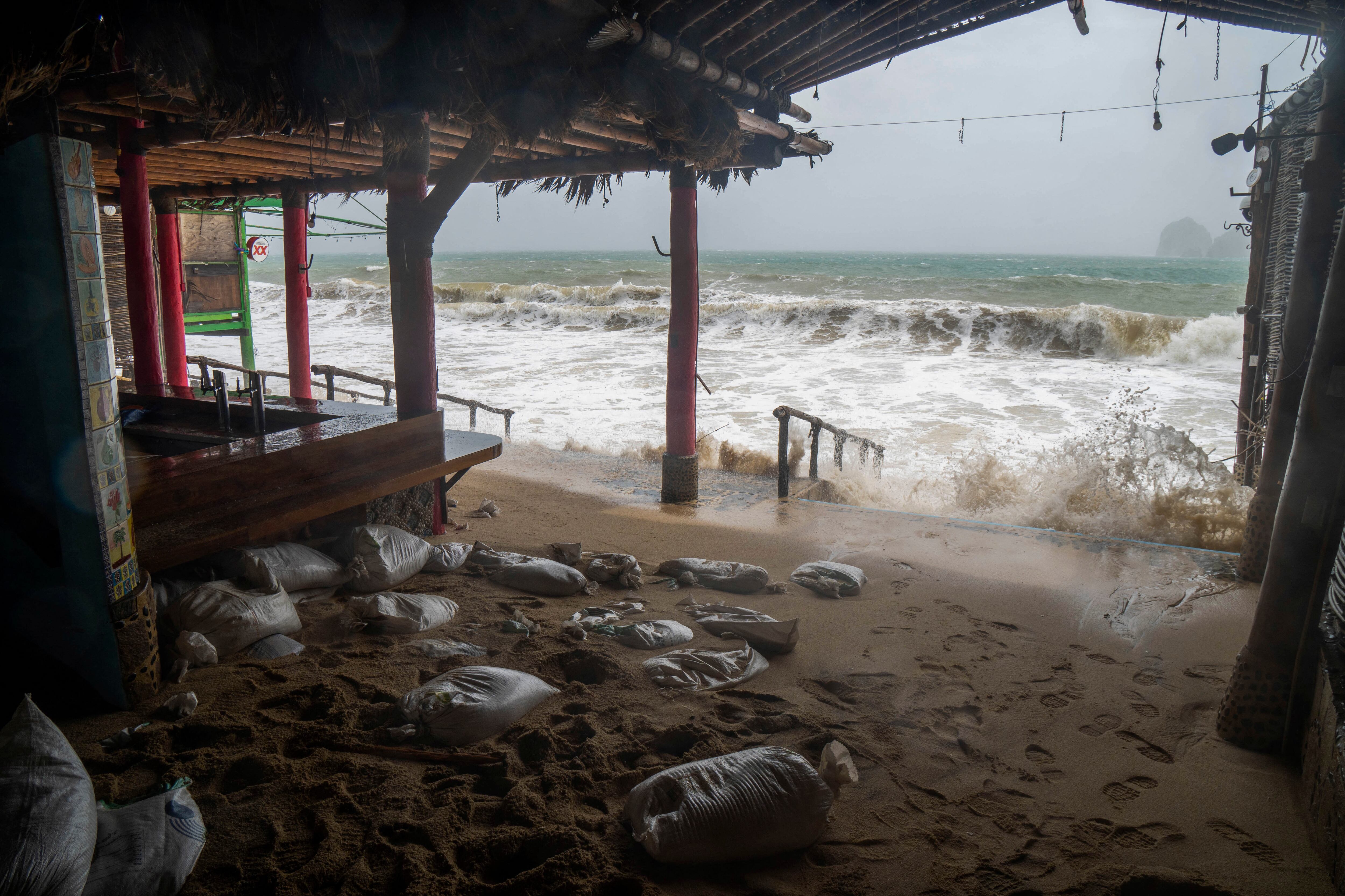 Un restaurante permanece cerrado antes de la llegada del huracán Norma a los Cabos, estado de Baja California, México.