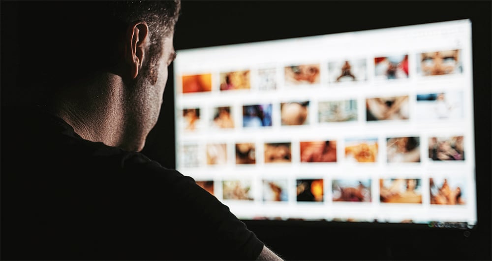 La naturalización de la sexualidad puede fomentar comportamientos violentos y perpetuar dinámicas de desigualdad en la sociedad.