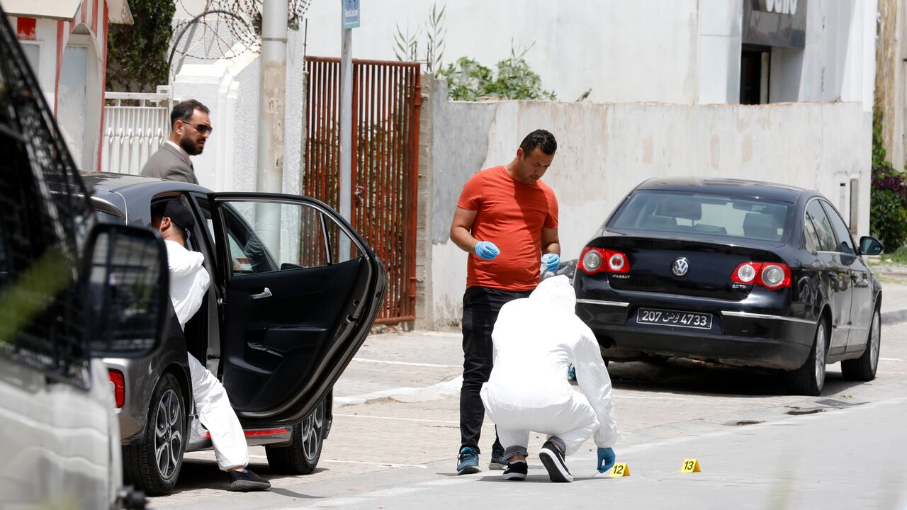El gobierno tunecino dice que un agente de seguridad que custodiaba la embajada de Brasil en Túnez fue apuñalado en el corazón y está hospitalizado en estado crítico.