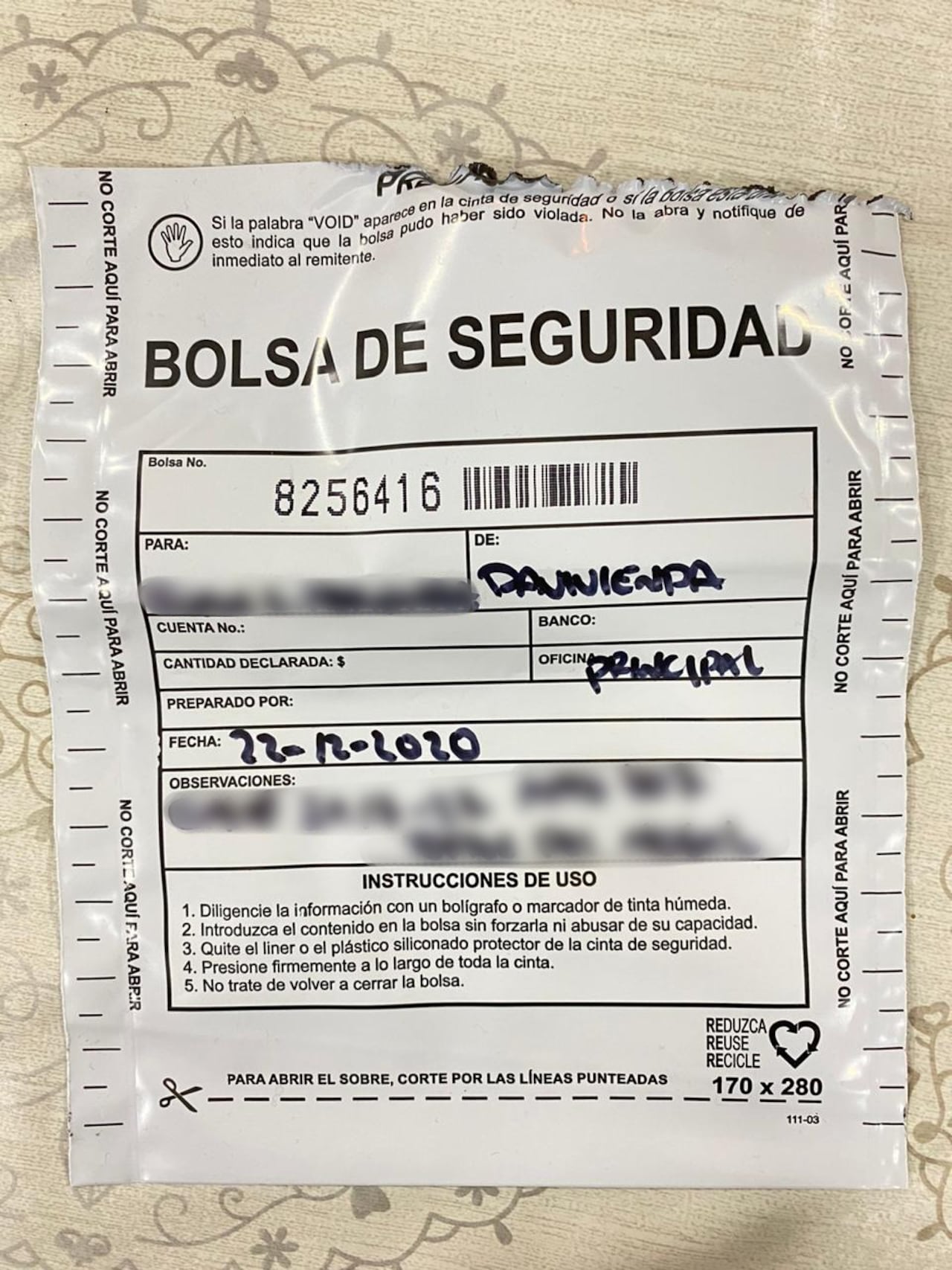 El plástico en el que venía la tarjeta de crédito, según el ciudadano denunciante