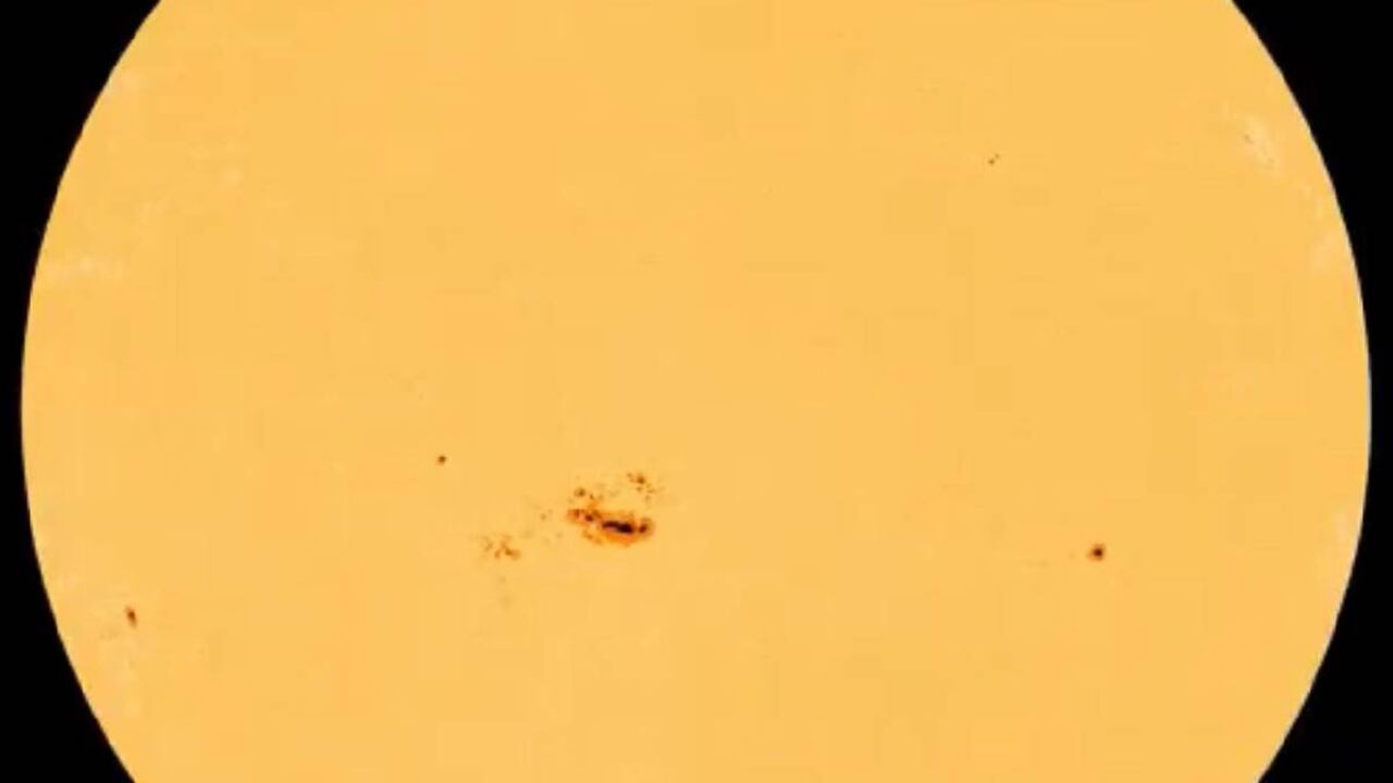 Las imágenes muestran una enorme mancha solar en tiempo real