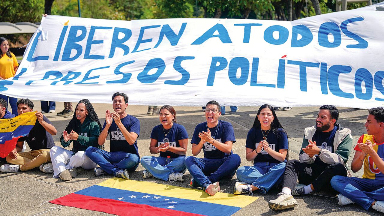 Hay presos políticos que consiguieron salir de las cárceles, mas no quedaron en libertad, porque la Justicia de ese país les dio la medida de casa por cárcel. Algunas de las excarcelaciones se están dando en El Helicoide, el centro penitenciario de Caracas recordado por ser un centro de tortura del régimen.
