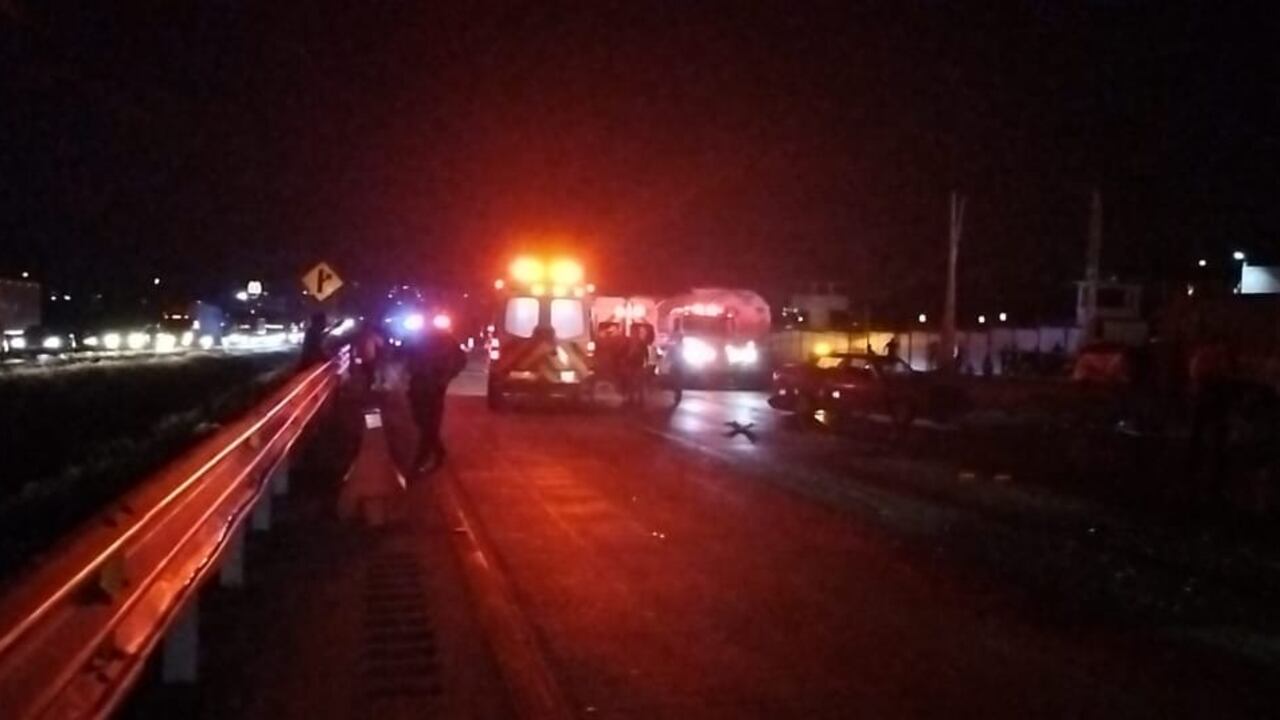 Al sitio del accidente fueron trasladadas varias unidades del cuerpo de bomberos, así como policías estatales y municipales, para apoyar a las víctimas.