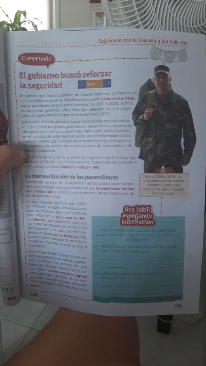 Denuncian que niños de quinto de primaria en un colegio de Bucaramanga tienen tareas sobre paramilitares, las chuzadas y los falsos positivos, así como del gobierno de Álvaro Uribe Vélez