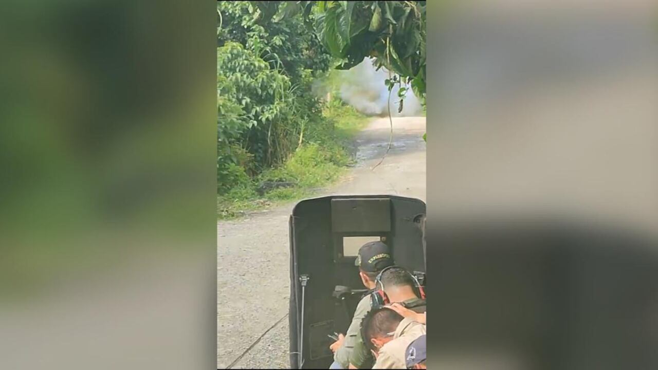 Momento exacto en que el Ejército desactiva, controladamente, un artefacto explosivo en Ituango (Antioquia).