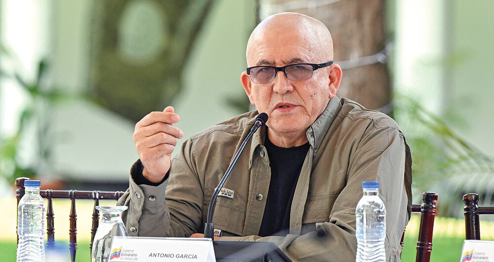 Mientras alias Antonio García, comandante  del ELN, asegura que no reclutan menores de edad, esa organización criminal armó hasta los dientes a Andrés. Le dieron un fusil AK-47 (flecha roja) para que se enfrentara contra la fuerza pública.