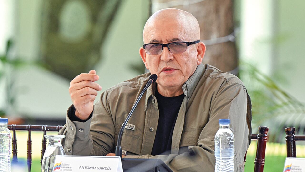 Mientras alias Antonio García, comandante del ELN, asegura que no reclutan menores de edad, esa organización criminal armó hasta los dientes a Andrés. Le dieron un fusil AK-47 (flecha roja) para que se enfrentara contra la fuerza pública.