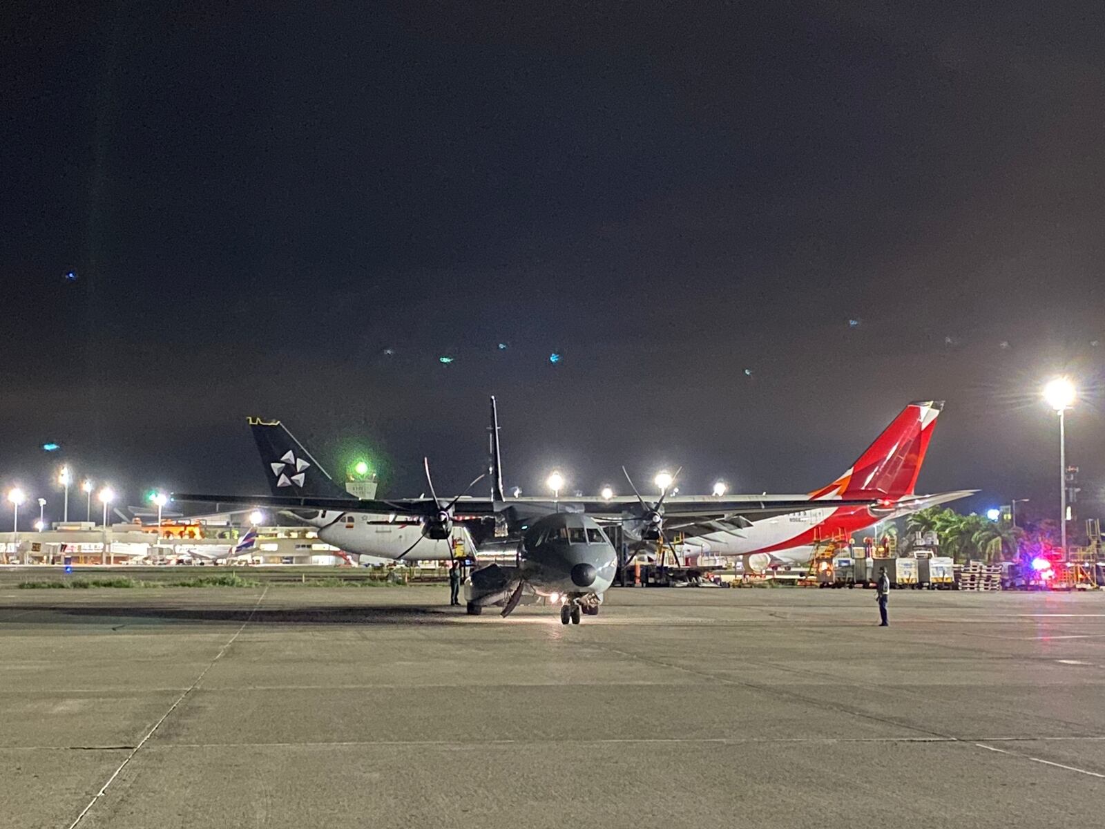 El avión en el que llegó el presidente Gustavo Petro a Colombia para atender la emergencia humanitaria en Cauca.