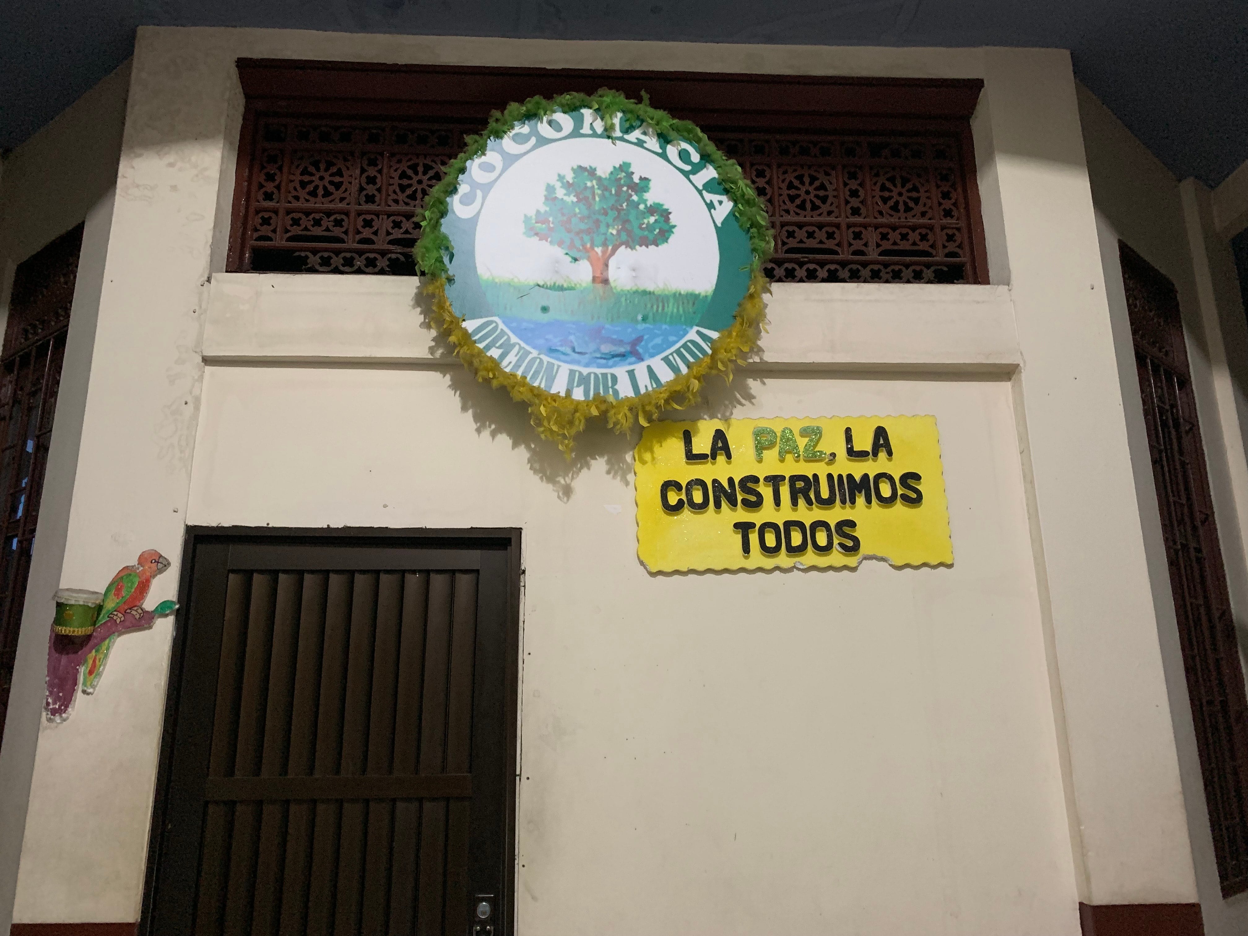 En la oficina de COCOMACIA, los letreros dicen "Opción por la vida" y "La paz la construimos entre todos". Tania Lizarazo