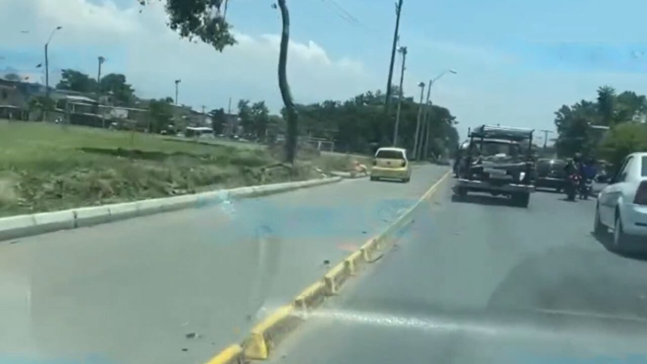 Un taxi invadió el carril del MIO