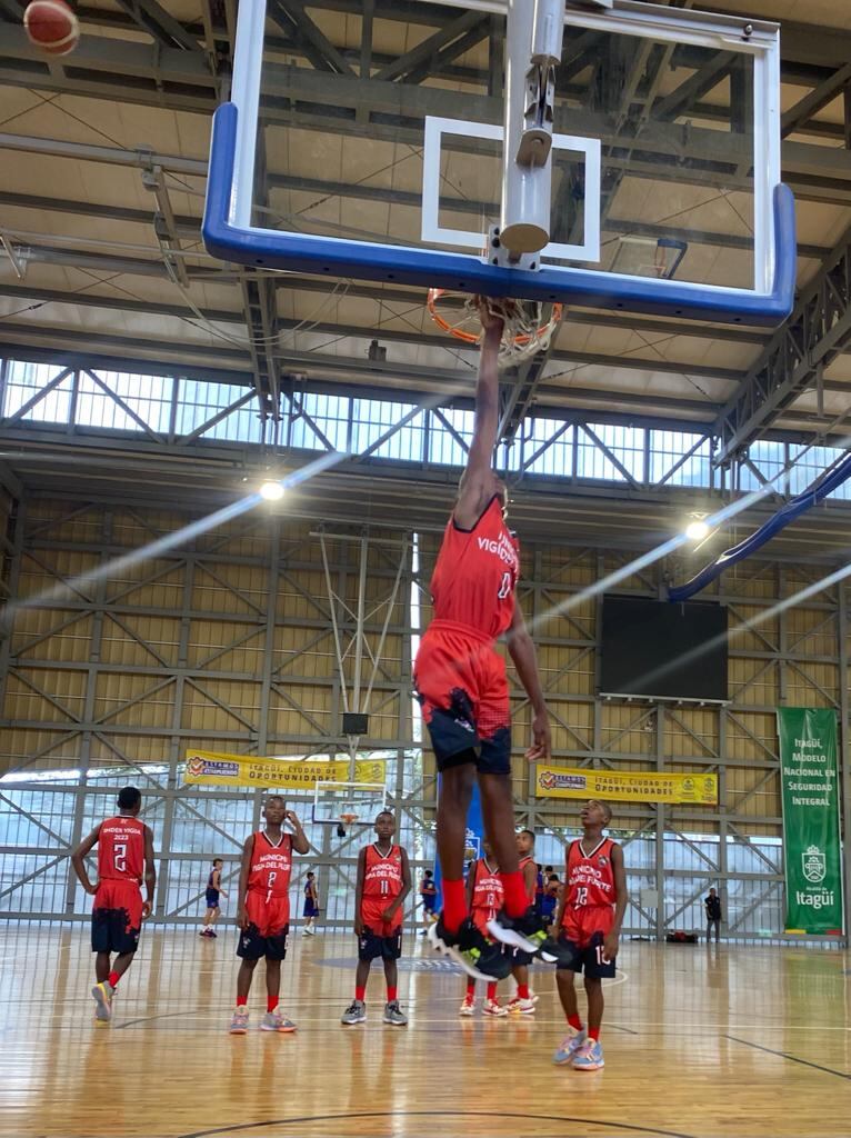 12 niños que salieron desde el municipio de Vigía del Fuerte, en el Urabá Antioqueño, para participar en un campeonato de baloncesto en Medellín.